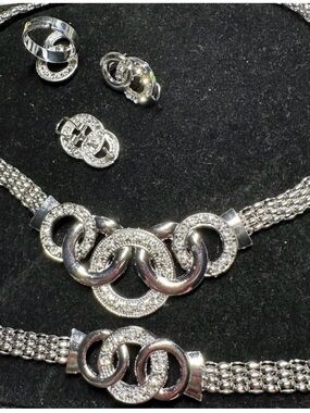 Silver Interlocking Circle Necklace - Sparkling Women’s Fashion Jewelry